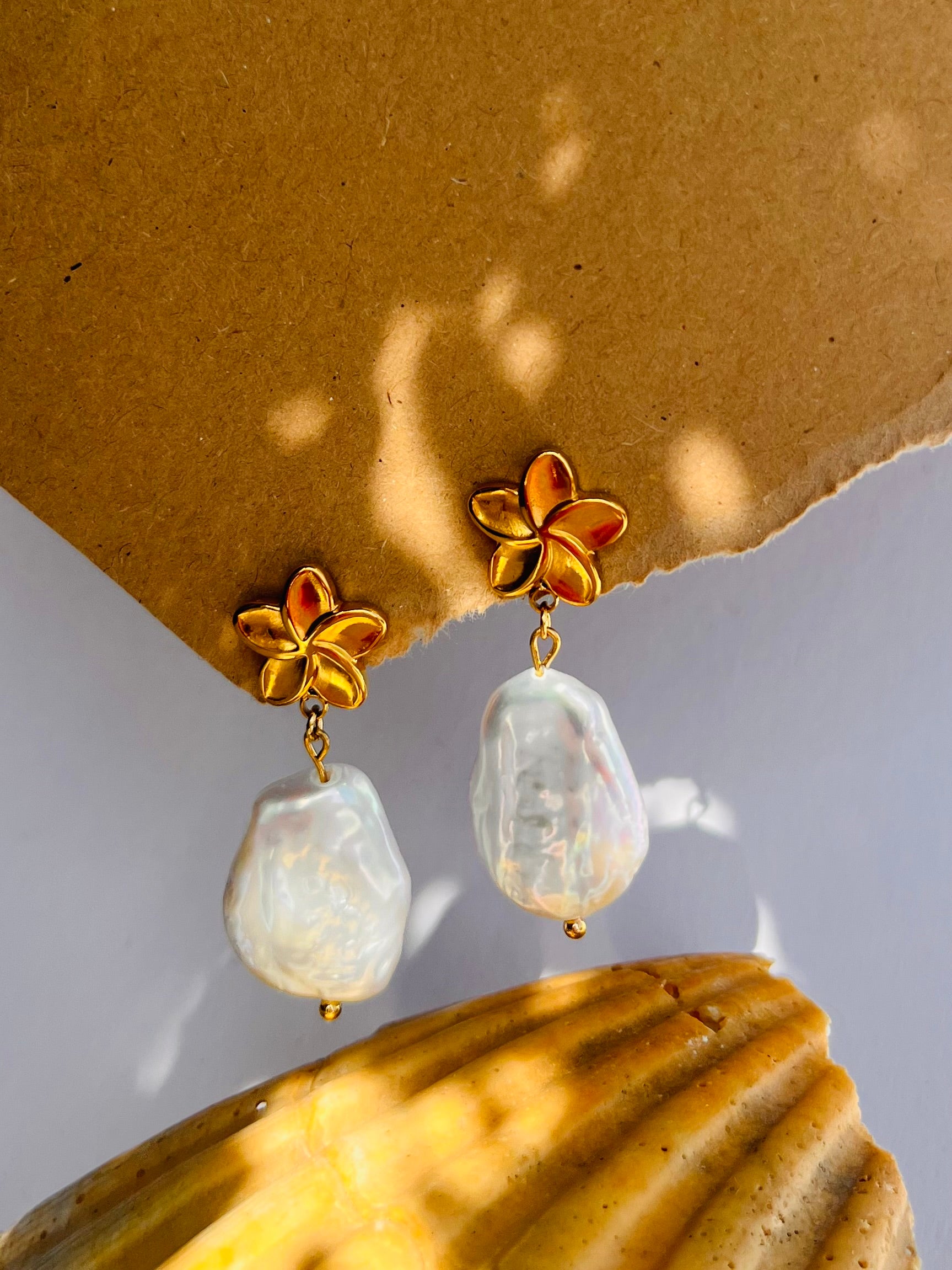 Ohrring Edelstahl gold "FRANGIPANI PEARL“