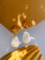 Lade das Bild in den Galerie-Viewer, Ohrring Edelstahl gold &quot;FRANGIPANI PEARL“
