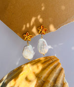 Lade das Bild in den Galerie-Viewer, Ohrring Edelstahl gold &quot;FRANGIPANI PEARL“
