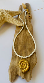 Lade das Bild in den Galerie-Viewer, Necklace Pearl &quot;WHITE SNAIL&quot;
