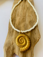 Lade das Bild in den Galerie-Viewer, Necklace Pearl &quot;WHITE SNAIL&quot;
