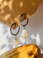 Lade das Bild in den Galerie-Viewer, Creole Edelstahl silver &quot;BIG PEARL&quot;
